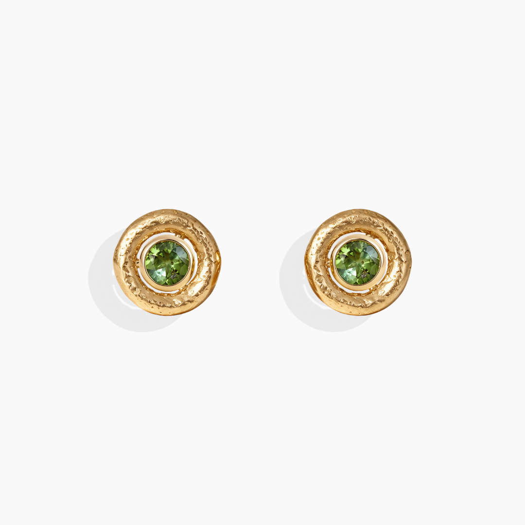Pendientes realizados con peridoto y oro amarillo 18k con accesorio de oro amarillo 18k de By Elena Carrera