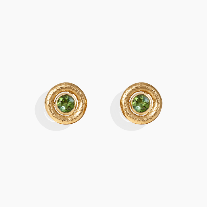 Pendientes realizados con peridoto y oro amarillo 18k con accesorio de oro amarillo 18k de By Elena Carrera