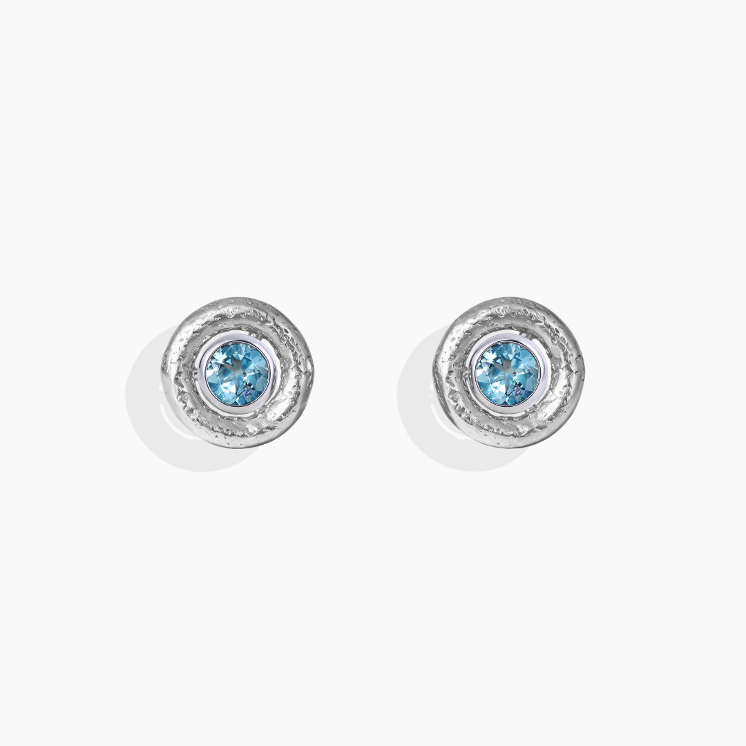 Pendientes topacio azul y oro blanco 18k con accesorio de oro blanco 18k de By Elena Carrera