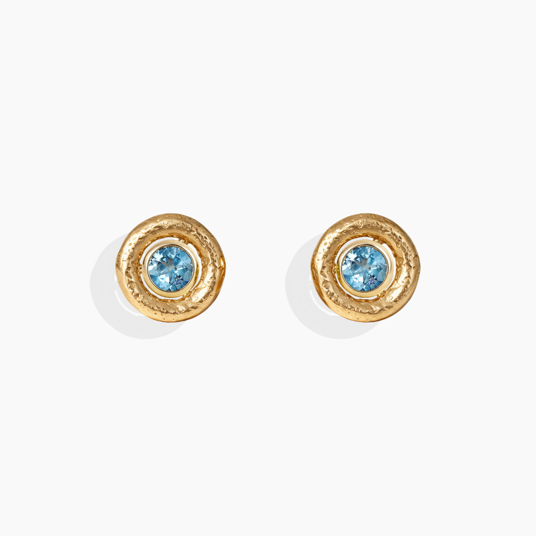 Pendientes de topacio azul y oro amarillo 18k y accesorio de oro amarillo 18k de By Elena Carrera