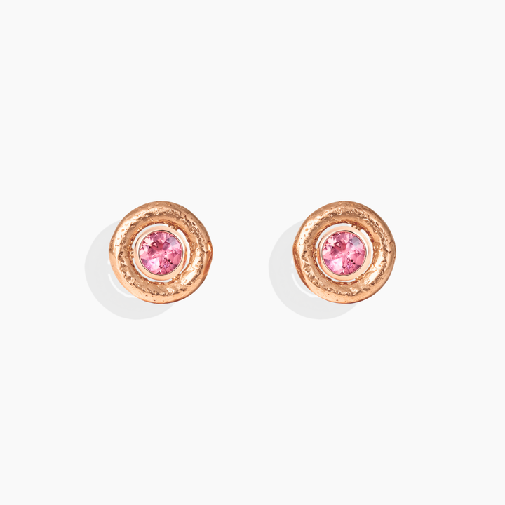 Pendientes de zafiro rosa y oro rosa 18k con accesorio de oro rosa 18k de By Elena Carrera