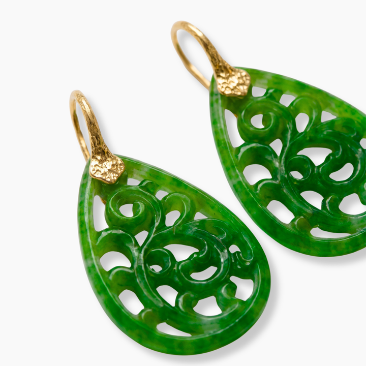 Pendientes de jade natural tallado en celosía con oro amarillo 18k