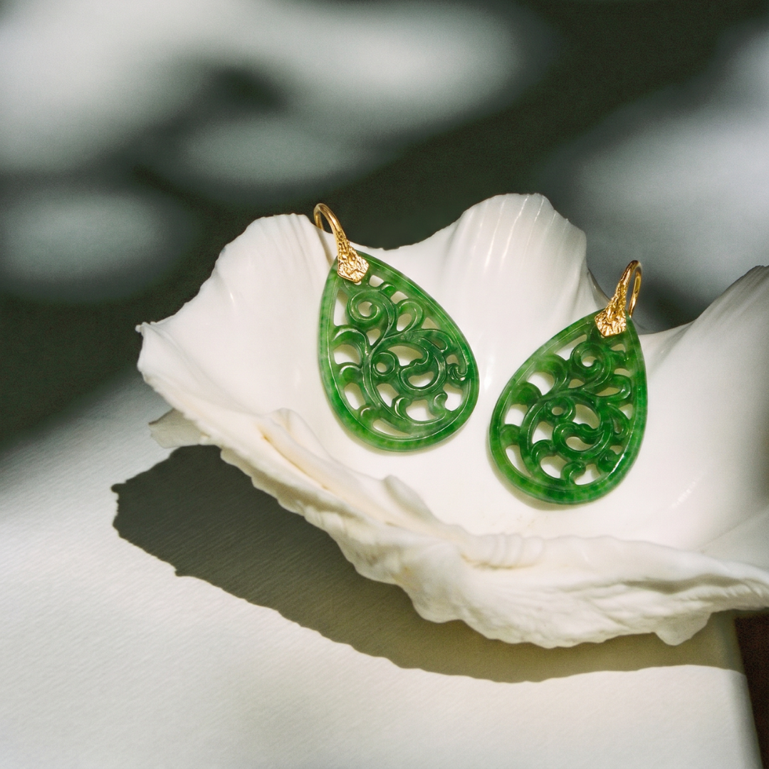 Pendientes de jade natural tallado en celosía con oro amarillo 18k