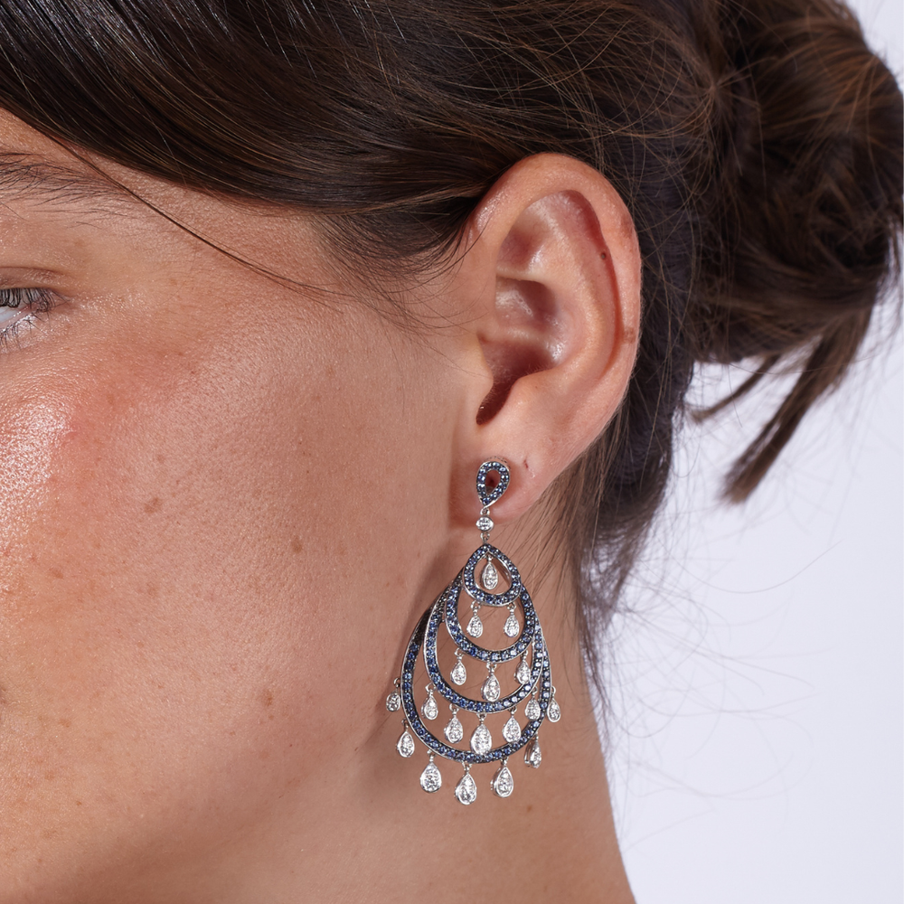 Modelo llevando pendientes largos realizados en zafiros azules en degradé de color y diamantes naturales de By Elena Carrera