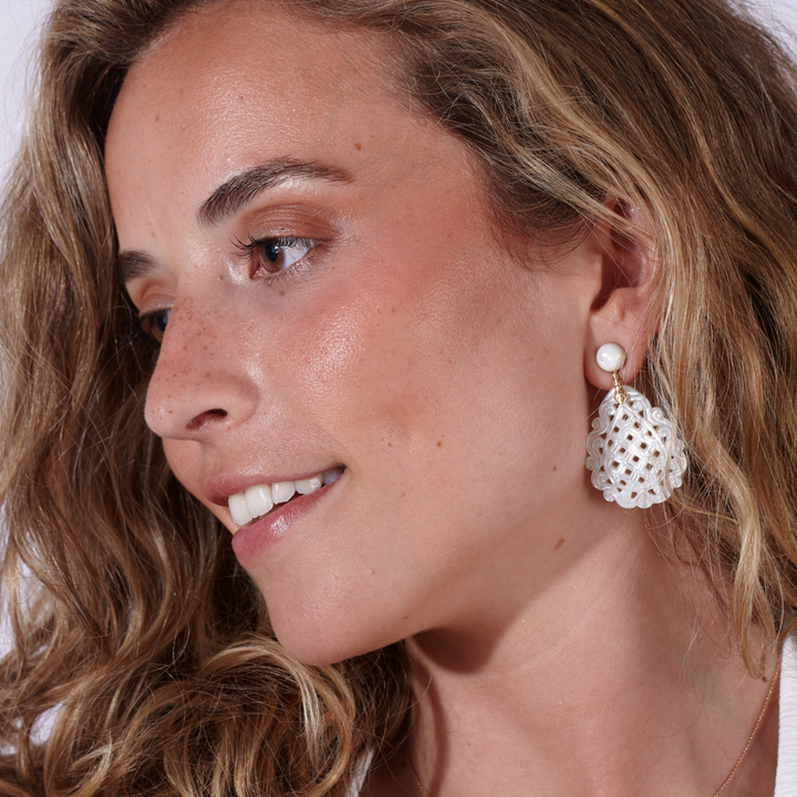 Modelo llevando los Pendientes Desmontables de Madreperla en oro rosa 18k de By Elena Carrera