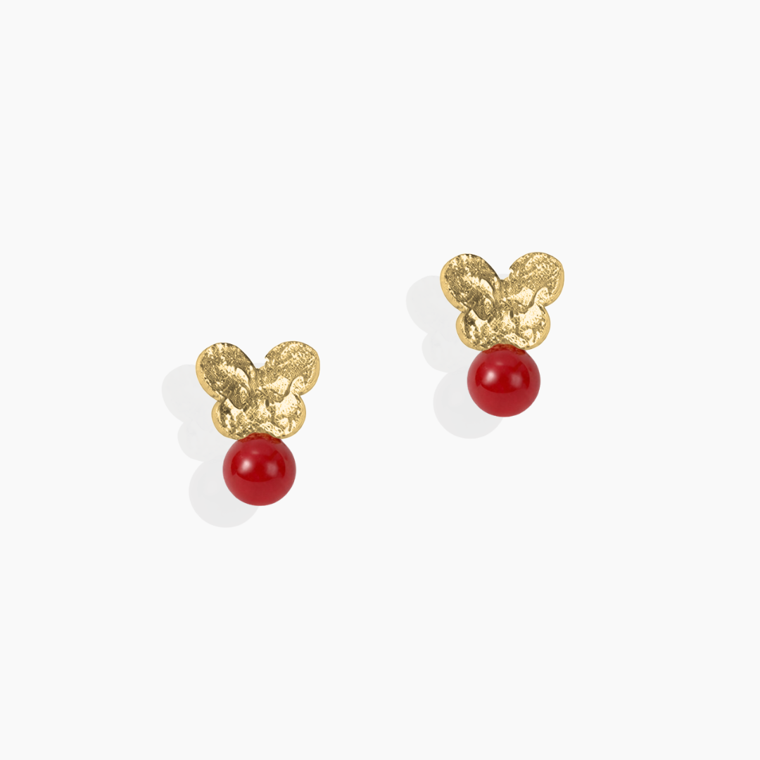 Pendientes Mariposa Mini de By Elena Carrera en oro amarillo 18k con coral mediterráneo natural y acabado textura arena