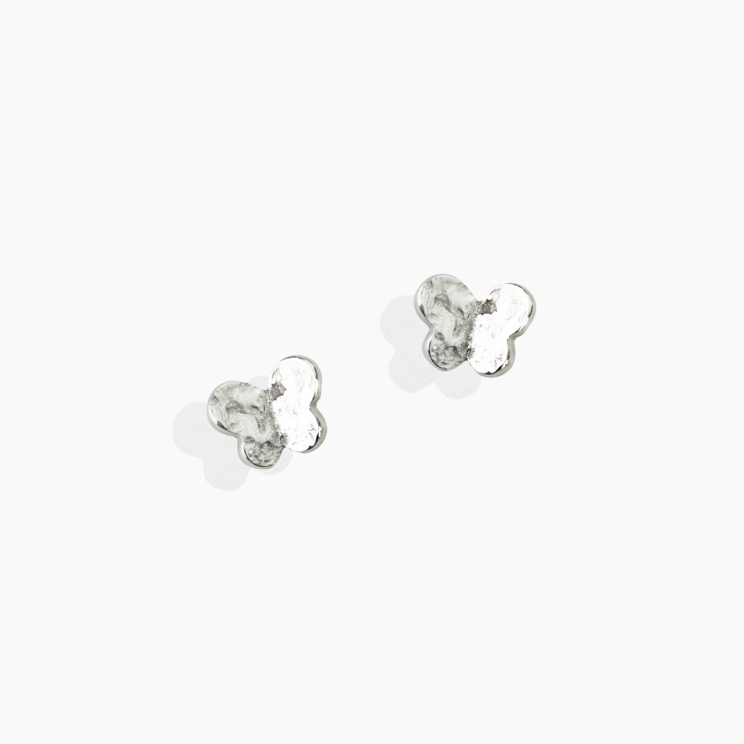 Pendientes Mariposa Mini de By Elena Carrera en oro blanco 18k con acabado textura arena