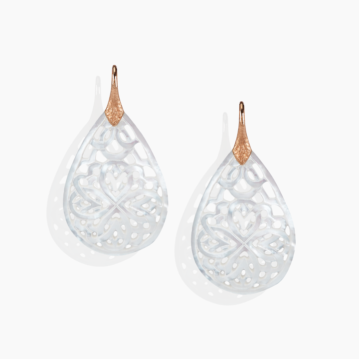 Pendientes monaquelas de madreperla natural y oro rosa de 18 quilates By Elena Carrera