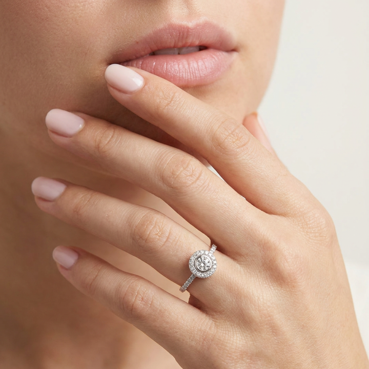 Solitario Bubbles Pavé con halo y aro de diamantes llevado en la mano de By Elena Carrera