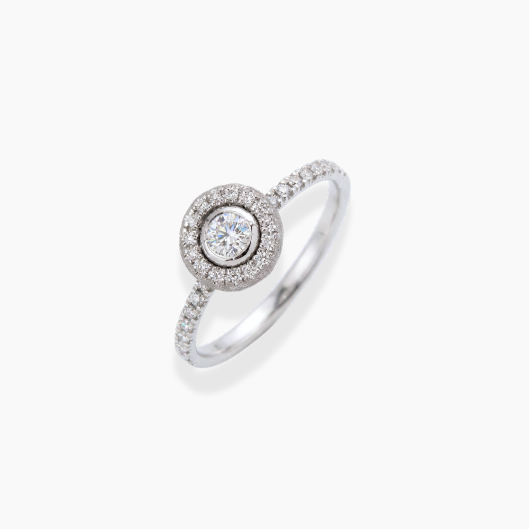 Solitario Bubbles Pavé en oro blanco 18k con halo y aro de diamantes de By Elena Carrera