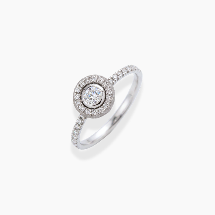 Solitario Bubbles Pavé en oro blanco 18k con halo y aro de diamantes de By Elena Carrera
